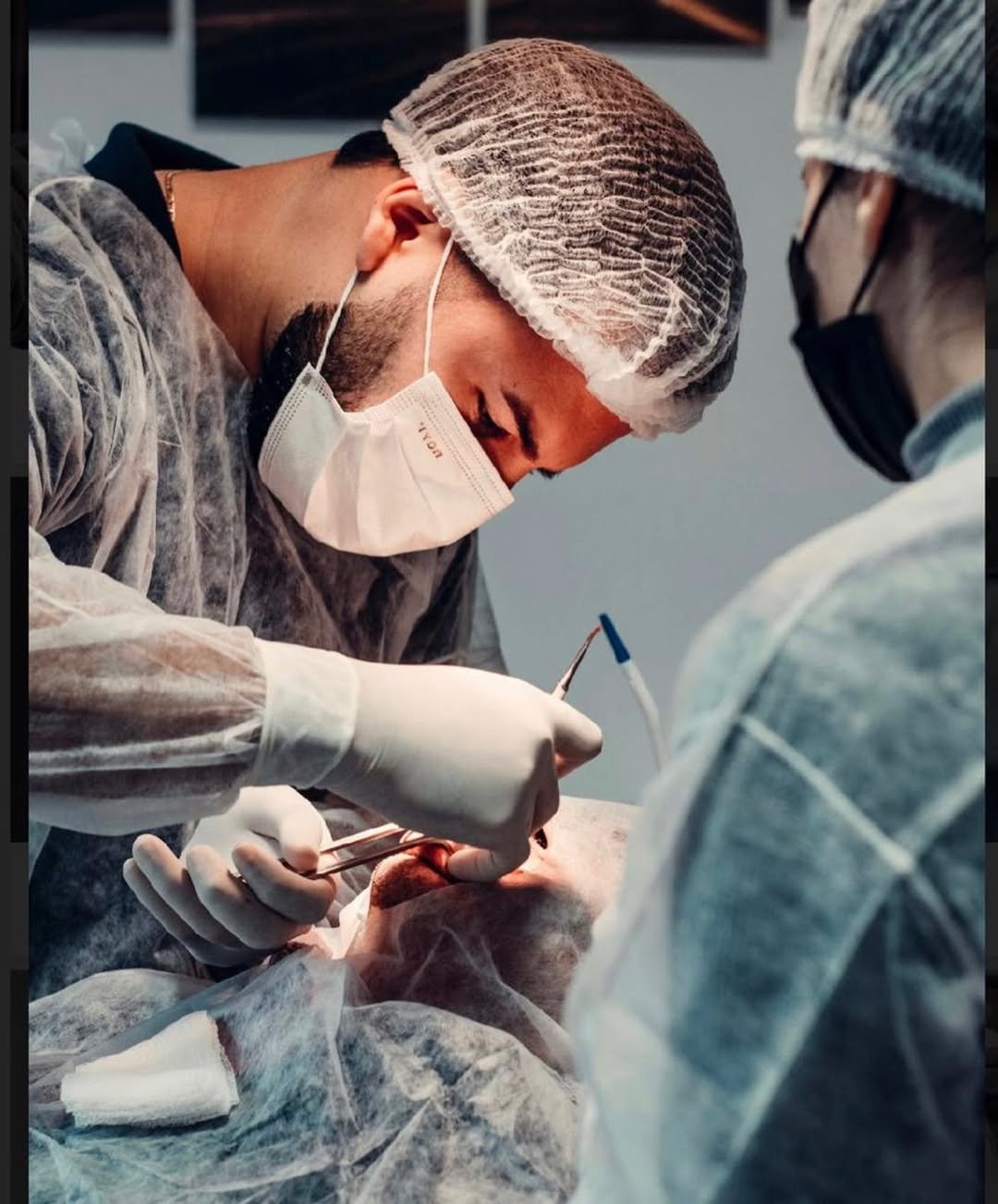 Dr. Thiago Oliveira em consultório